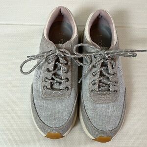 Tom’s light gray sneakers